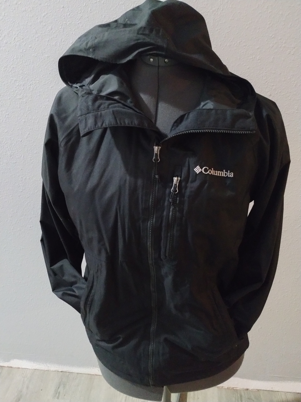 Columbia Omni-Tech Men's Black Hooded Rain Jacket. Size Medium.